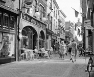 62797 Gezicht in de Lijnmarkt te Utrecht, met links het café De Witte Ballons (Lijnmarkt 10-12).